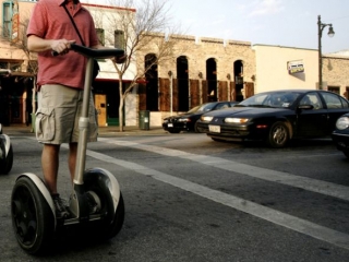 Cruzando la calle en dos ruedas